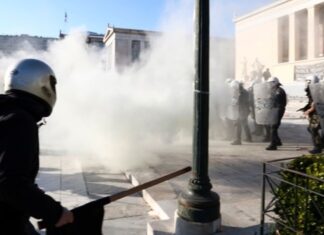 ΤΩΡΑ: Έφοδος της αστυνομίας στα Προπύλαια (φωτο)