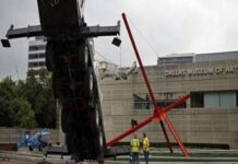 Γερανός έπεσε σε μουσείο μοντέρνας τέχνης και τον χάζευαν σαν γλυπτό! (φωτο)