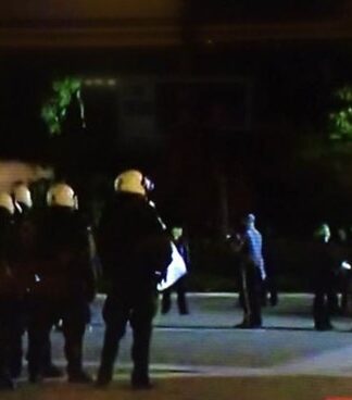 TΩΡΑ: Έφοδος αντιεξουσιαστών στο μνημείο του Άγνωστου Στρατιώτη