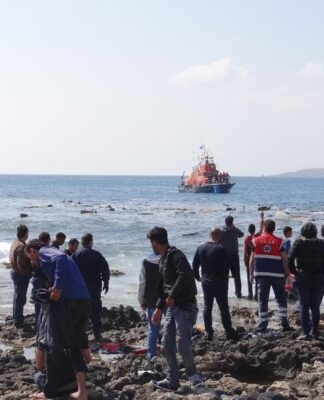 Νέο ναυάγιο με μετανάστες στην Ρόδο – Ξεβράζονται πτώματα σε κεντρική παραλία του νησιού (φωτο)