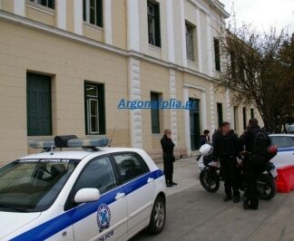 ΒΙΝΤΕΟ: Απίστευτη βιαιοπραγία από Ρομά στα δικαστήρια – Τραυματίες Αστυνομικοί