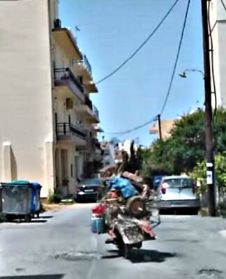 Ο παλιατζής που κάνει θραύση στο διαδίκτυο και στην… Κρήτη! (βίντεο)