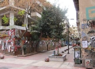 Επίθεση κατά αστυνομικού στα Εξάρχεια – Τον χτύπησαν τρία άτομα