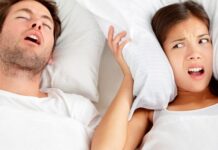 Δείτε γιατί ροχαλίζετε δυνατά και πώς θα το σταματήσετε
