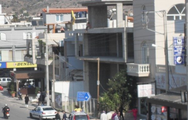 ΤΩΡΑ: Νεαρή απειλεί να πέσει στο κενό