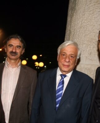 Ο Προκόπης Παυλόπουλος στο Δημοτικό Θέατρο Πειραιά (Φωτο)