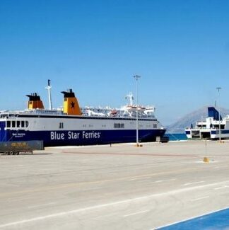 Συνέβη και αυτό στην Πάτρα: Αυτοκίνητο τράκαρε με… πλοίο! (Φωτο)