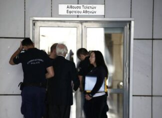 Το φιλί Τσοχατζόπουλου – Σταμάτη έξω από το δικαστήριο (φωτο)