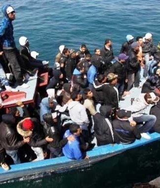 Ανεξέλεγκτη κατάσταση στη Λέσβο από την άφιξη εκατοντάδων προσφύγων
