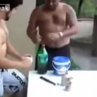 Έβαλαν Coca Cola μαζί με χλωρίνη – Δεν φαντάζεστε τι έγινε μετά (Βίντεο)