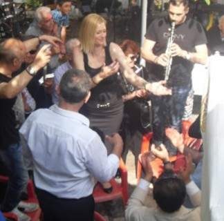 Η Ραχήλ Mακρή σε ποντιακό γλέντι γάμου χορεύει πάνω σε κόκκινη πλαστική καρέκλα (Βίντεο)