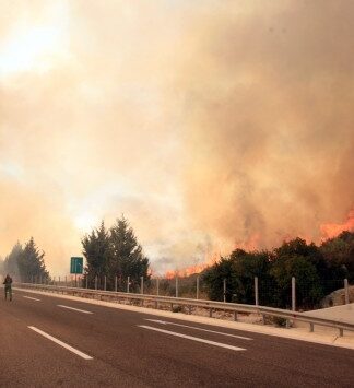 ΤΩΡΑ: Φωτιά στην Εθνική Οδό στο ύψος της Λυκόβρυσης