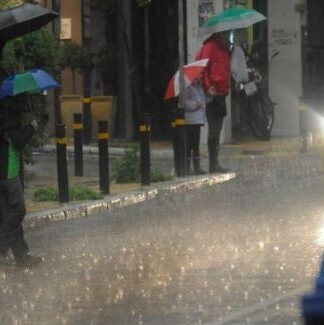 ΣΥΜΒΑΙΝΕΙ ΤΩΡΑ: Άνοιξαν οι ουρανοί στην Αττική! Ποιες περιοχές αντιμετωπίζουν τα πιο σοβαρά προβλήματα;