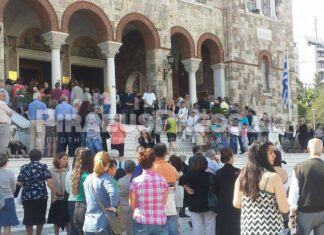 ΠΕΙΡΑΙΑΣ: Πλήθος πιστών στον Ιερό Ναό της Αγίας Τριάδας (Φωτο)