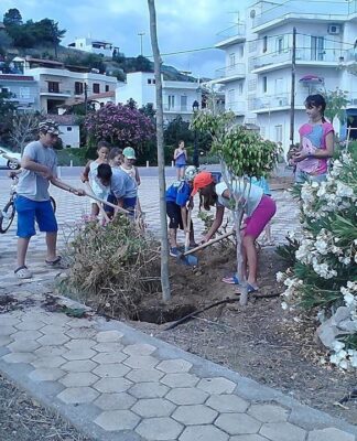 ΠΟΡΟΣ: Δενδροφύτευση στην παραλία του Γαλατά (Φωτο)