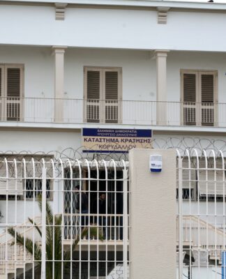 Επεισόδια έξω από τις Φυλακές Κορυδαλλού – Συνεχίζεται η δίκη της Χρυσής Αυγής