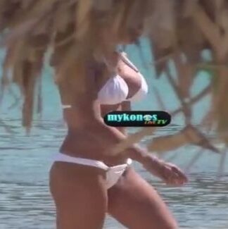 H σούπερ σέξι Ελληνίδα που κόλασε τη Μύκονο με το μπικίνι της! (βίντεο)