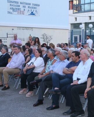 Ο Γιάννης Μώραλης δίπλα στα παιδιά του σωματείου “Αργώ”