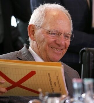Σε επίπεδα ρεκόρ η δημοτικότητα του Σόιμπλε – Μπροστά από την Μέρκελ!