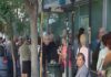 Εικόνες χάους στις τράπεζες για 120 ευρώ