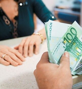 Για κούρεμα καταθέσεων στις ελληνικές τράπεζες προειδοποιούν οι Financial Times