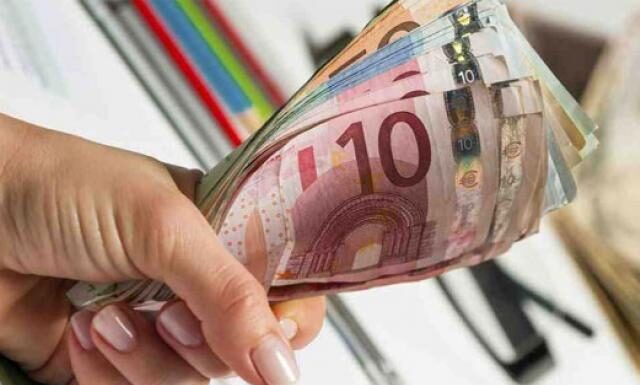“Μαχαιριά” για τους μισθωτούς σε δύο δόσεις με την έκτακτη εισφορά!