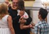 Έκλεψε την παράσταση στην ορκωμοσία η πιτσιρίκα του Πειραιώτη Δημήτρη Μελά!