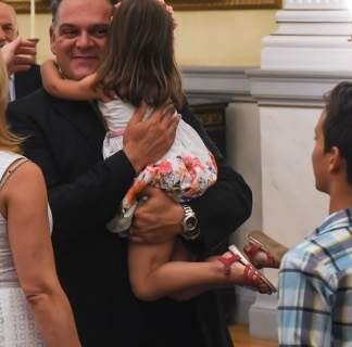 Έκλεψε την παράσταση στην ορκωμοσία η πιτσιρίκα του Πειραιώτη Δημήτρη Μελά!