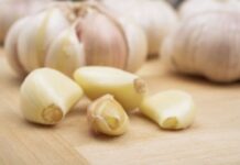 ΑΠΙΣΤΕΥΤΟ: Τι συμβαίνει αν βάλετε ένα σκόρδο μέσα στο αυτί σας;