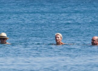Η Νατάσα Καραμανλή με σέξι μπικίνι… στην παραλία
