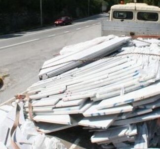ΧΑΜΟΣ ΣΤΟ ΦΑΛΗΡΟ: Έπεσαν μάρμαρα από φορτηγό – Απο θαύμα δεν χτύπησε κανείς