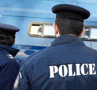 ΣΥΓΚΛΟΝΙΣΤΙΚΗ ΦΩΤΟΓΡΑΦΙΑ: Η αγκαλιά που συγκλόνισε όλον τον κόσμο…