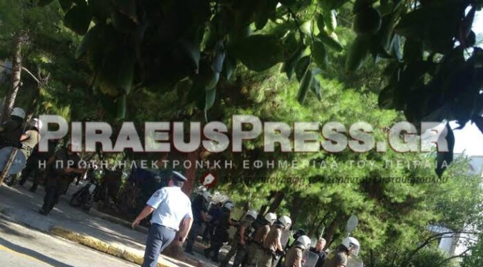 ΑΠΟΚΛΕΙΣΤΙΚΟ – ΤΩΡΑ: Συμπλοκή με ΜΑΤ στο Κερατσίνι στο σημείο που δολοφονήθηκε ο Φύσσας (φωτο)