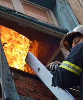 ΤΩΡΑ: Φωτιά σε διαμέρισμα στη Νέα Σμύρνη