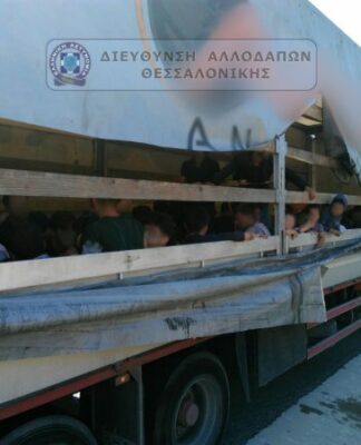 Μετέφεραν με φορτηγό 103 πρόσφυγες στη Θεσσαλονίκη