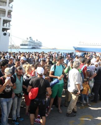 Στο λιμάνι του Πειραιά ακόμη 1.742 πρόσφυγες