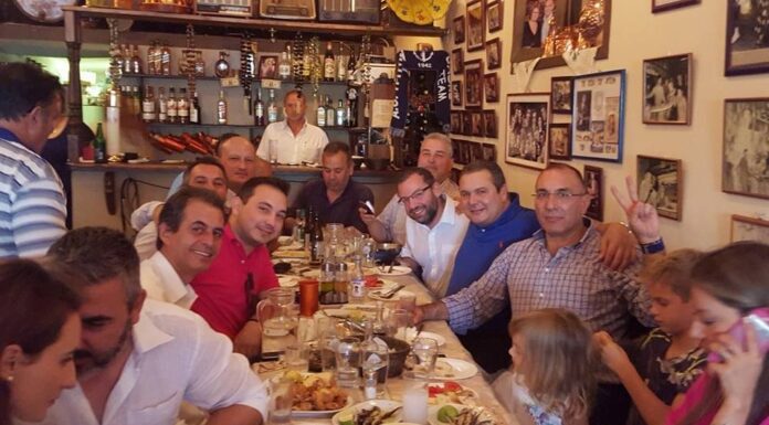 Ο Πάνος Καμμένος σε γνωστό στέκι του Πειραιά (Φωτο)