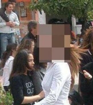ΕΠΙΚΗ ΑΝΤΙΔΡΑΣΗ: Η γιαγιά και η μαθήτρια με την κοντή φούστα στην παρέλαση! (φωτο)