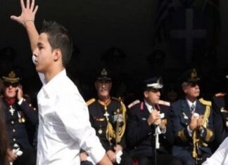 Πού βρίσκεται σήμερα ο νεαρός που μούντζωσε τους επισήμους στην παρέλαση;