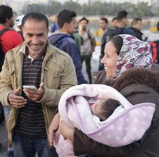 Ακόμη 1.554 πρόσγυγες έφτασαν το πρωί στο λιμάνι του Πειραιά