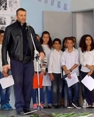 Γκλέτσος σε σχολική γιορτή: Οι δανειστές, οι τοκογλύφοι και τα μνημόνια να πάνε να γαμ……”