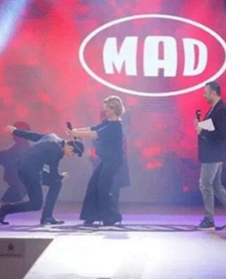 ΣΑΚΗΣ ΡΟΥΒΑΣ: Παρέλαβε βραβείο από τη μητέρα του και τραγούδησαν μαζί!