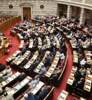 Άγριος καυγάς στη Βουλή μεταξύ Πετρόπουλου – Κεγκέρογλου