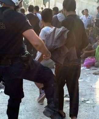 ΕΙΚΟΝΕΣ ΝΤΡΟΠΗΣ στη Λέσβο: Αστυνομικός κλώτσησε μετανάστη την ημέρα επίσκεψης Τσίπρα