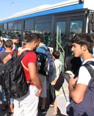 Πάνω από 2.000 πρόσφυγες έφτασαν στον Πειραιά