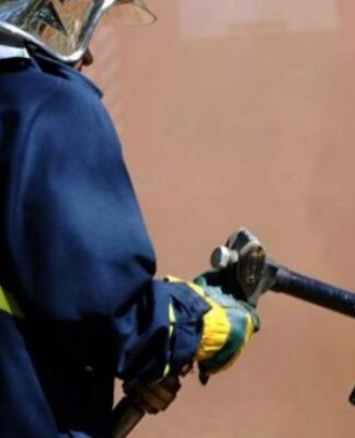 ΠΕΡΑΜΑ: Yλικές ζημιές από την πυρκαγιά σε πλωτή φορτηγίδα