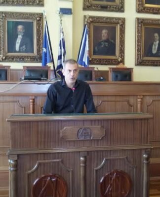 Ο Γιάννης Μώραλης μοίρασε πιστοποιητικά στους εργαζομένους του Δήμου για τα προγράμματα εξ’αποστάσεως του Πανεπιστημίου Πειραιά