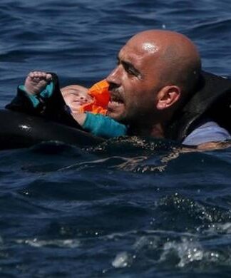 «Οι τρεις γιαγιάδες της Λέσβου»: Η φωτογραφία που ΣΥΓΚΛΟΝΙΣΕ ολόκληρο το διαδίκτυο