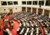ΔΕΙΤΕ: «Καφενείο» έγινε η Βουλή στη συζήτηση για τον Κρατικό Προϋπολογισμό! (Βίντεο)