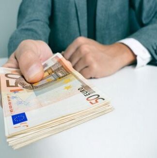 Είσαι 20-29 ετών; Δες πόσα χρήματα θα παίρνεις κάθε μήνα από τον ΟΑΕΔ!